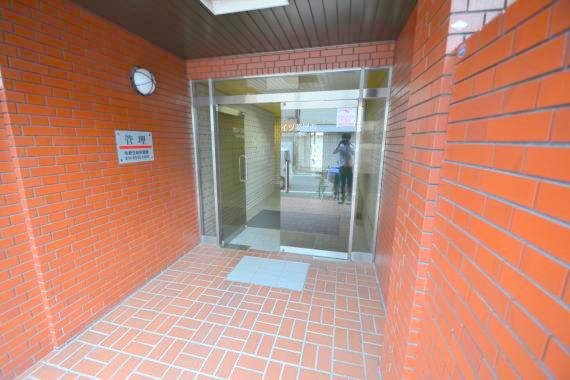 エントランス　エントランス周辺はいつもキレイに片付けられています。