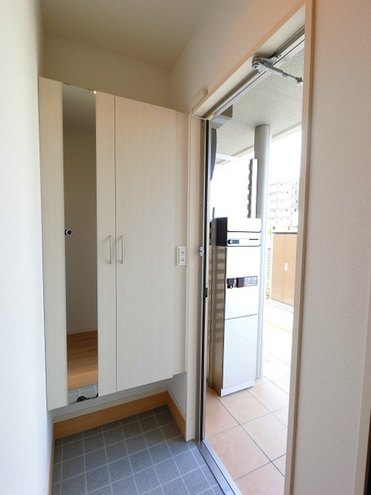 玄関　鏡付きシューズボックス