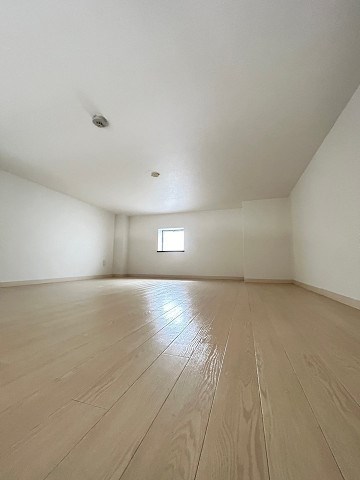 その他部屋・スペース　開放的な寝室です