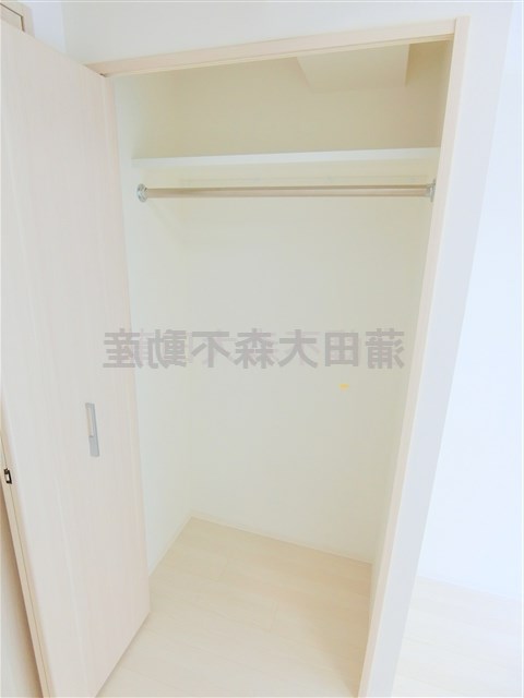 収納　収納　クローゼット+上部に吊戸棚収納付！