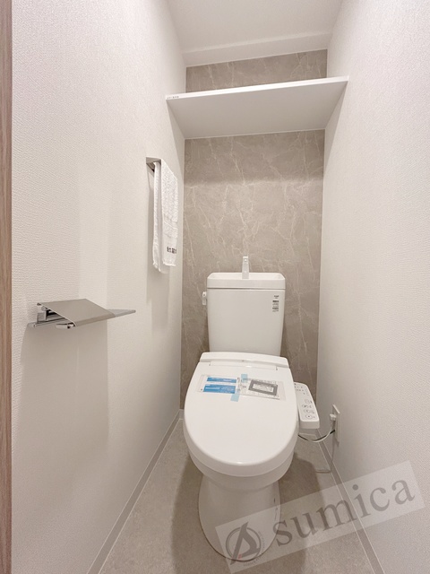 トイレ　人気アイテムの温水洗浄便座。清潔感のあるトイレです。