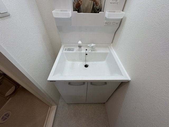 洗面設備　写真は同マンションの他のお部屋のものです