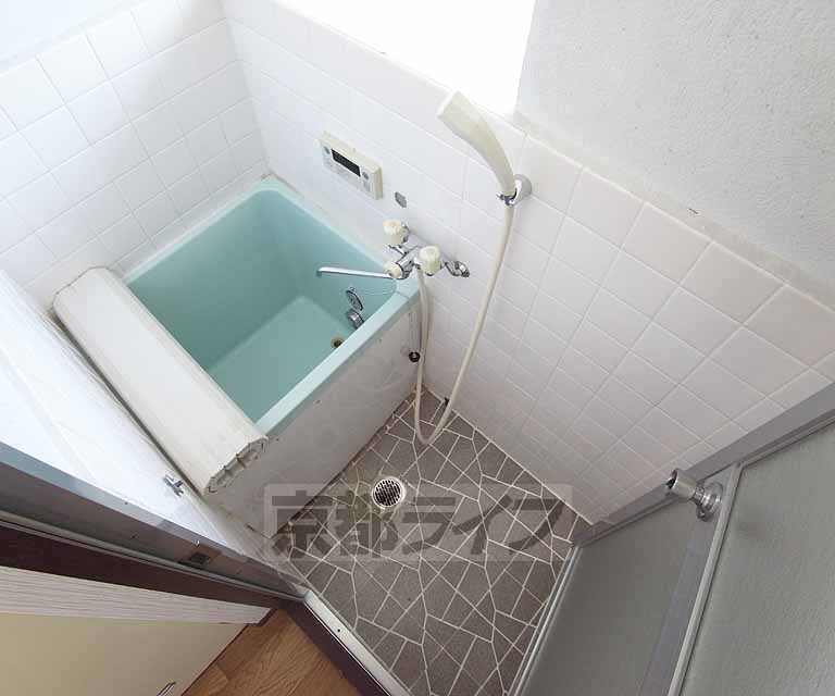 バス・シャワールーム　古風なお風呂ですね。