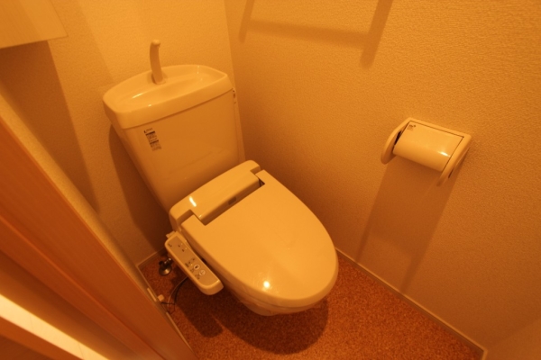 トイレ　温水シャワー付きトイレです