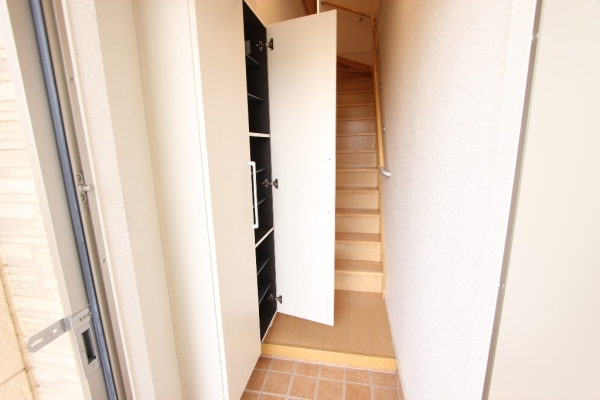 玄関　入ってすぐに内階段あります