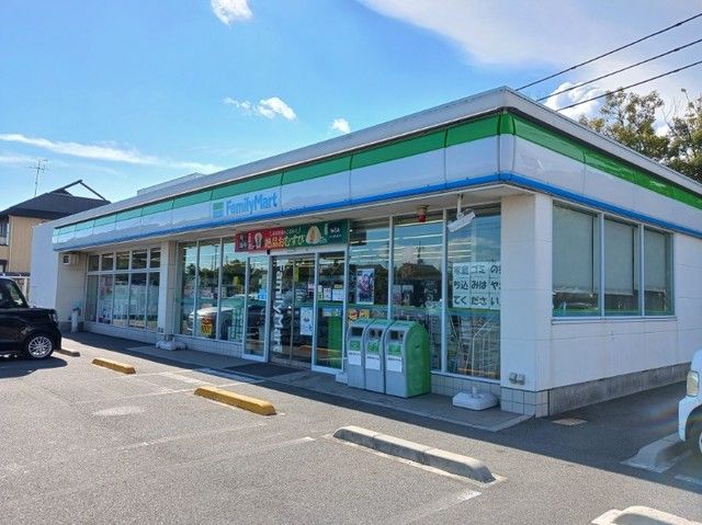 コンビニ　ファミリーマートさん（コンビニ）まで700m