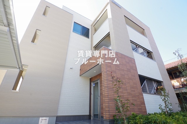 建物外観　木造3階建てのきれいな物件！