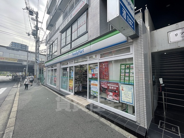 コンビニ　ファミリーマート　神崎川駅東（コンビニ）まで49m