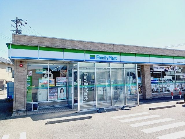 コンビニ　ファミリーマート白山美川中町店（コンビニ）まで900m