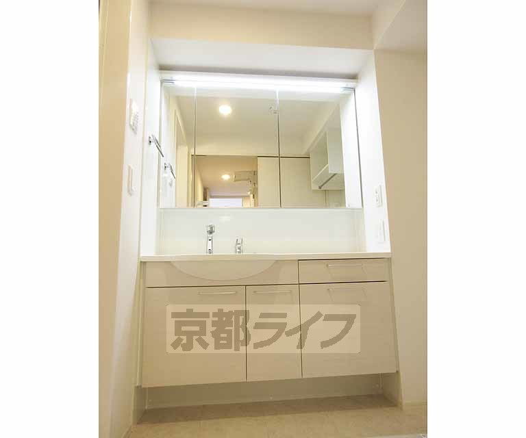 洗面設備　広々とした独立洗面台。