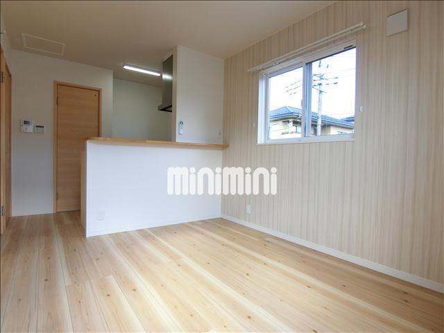 居室・リビング　角部屋です。ＬＤＫには２面に窓があります。