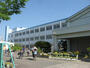 小学校　高槻市立若松小学校（小学校）まで555m