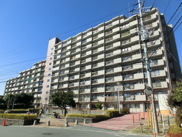 建物外観　高台に立地して日当たり良好です
