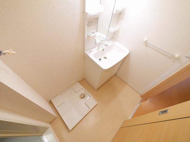 洗面設備　明るい洗面所です