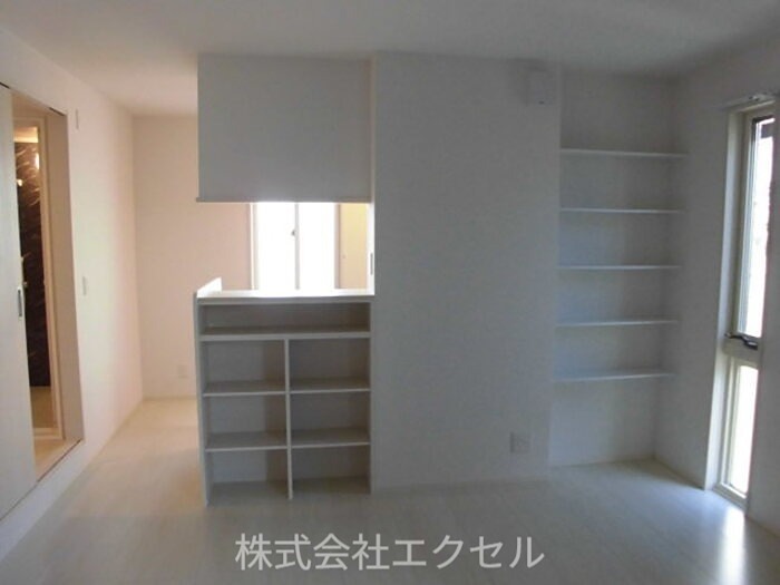 居室・リビング　収納付きのフローリングのお部屋です。