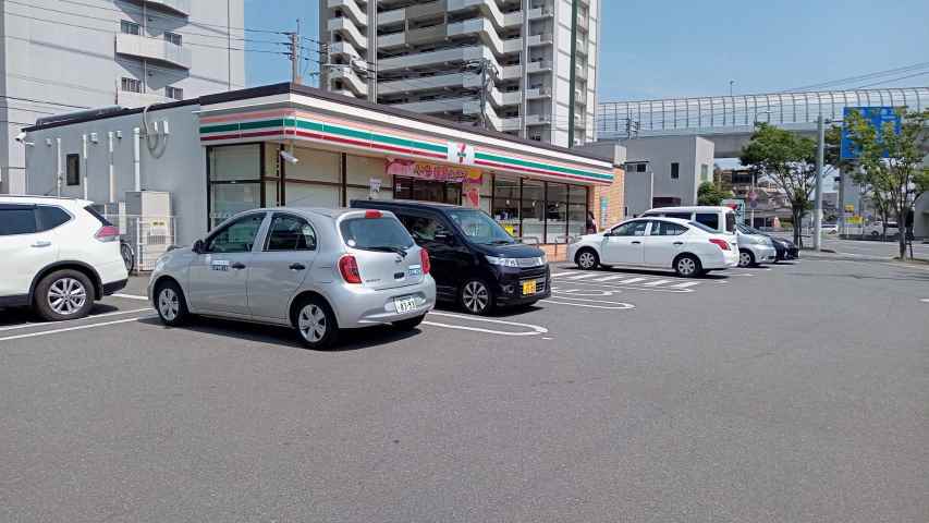 コンビニ　セブン－イレブン福岡井尻３丁目店（コンビニ）まで525m