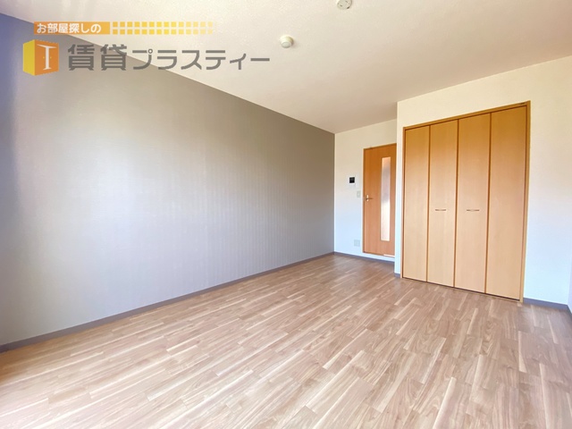 居室・リビング　広々とした洋室で家具の配置が自由自在ですよ。