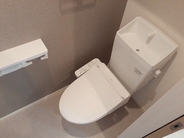 トイレ　落ち着いた色調のトイレです