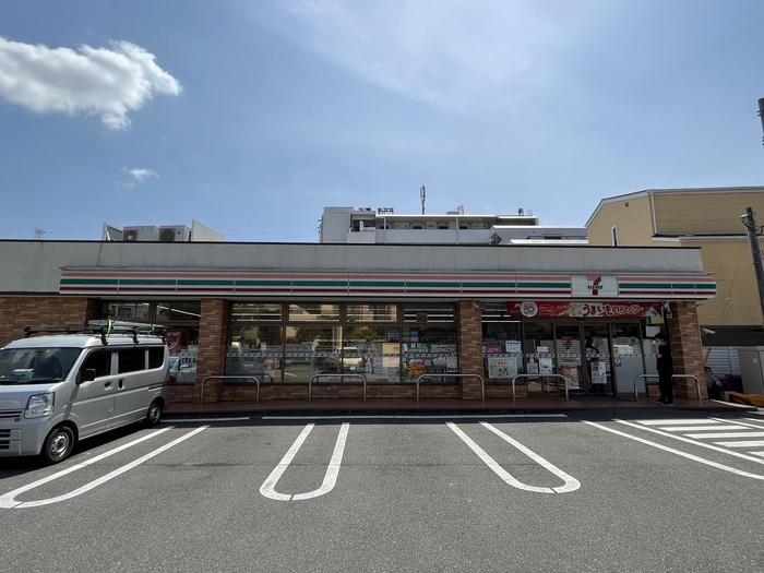 コンビニ　セブンイレブン高田東3丁目店（コンビニ）まで240m