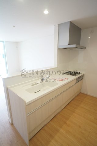 キッチン　吊戸棚の無い開放的な対面式キッチンです