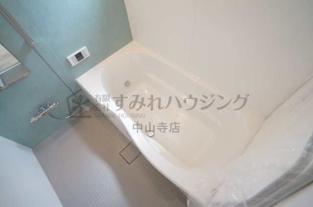 バス・シャワールーム　追い焚き機能付きのゆったりサイズのお風呂です