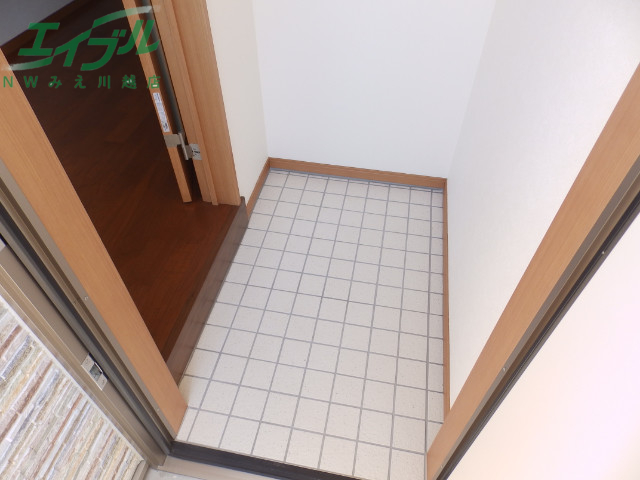 玄関　同タイプ部屋写真です。