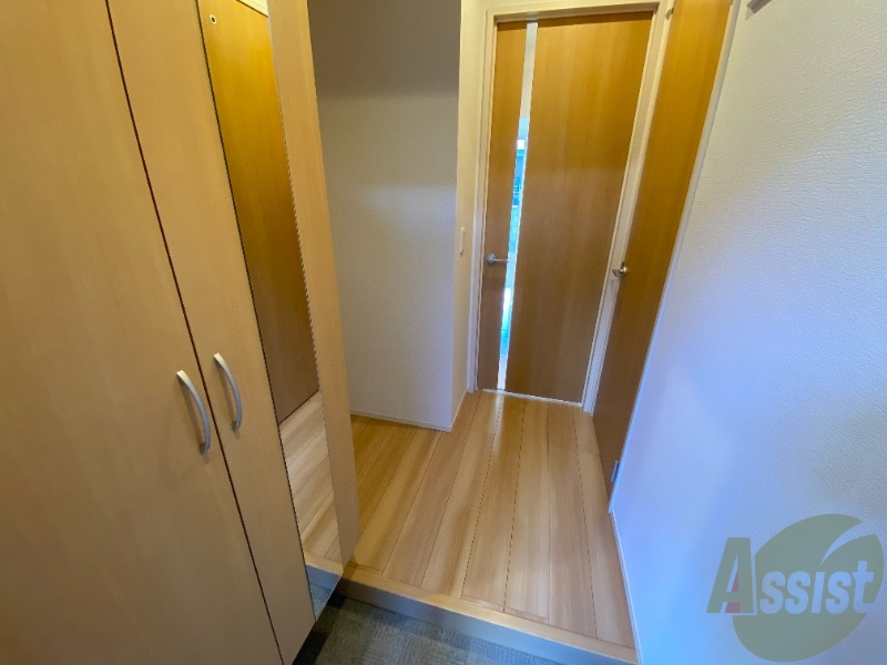 玄関　玄関からの様子です。すぐ部屋が見えないのは安心ですね。