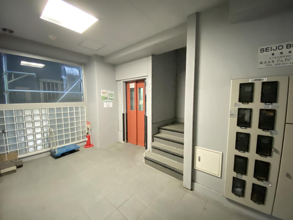 エントランス　共用部になります。エレベーター付き