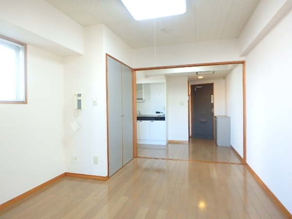 居室・リビング　西向きで日当たり良好なお部屋です。