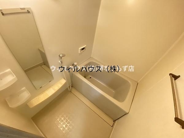 バス・シャワールーム　追い焚き機能付きバス！