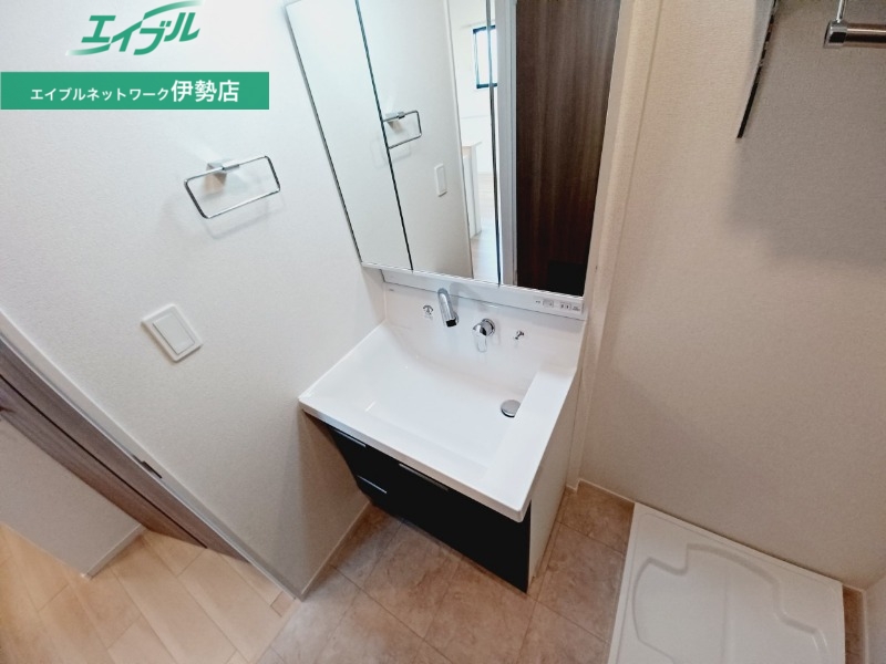洗面設備　別部屋同型タイプです。