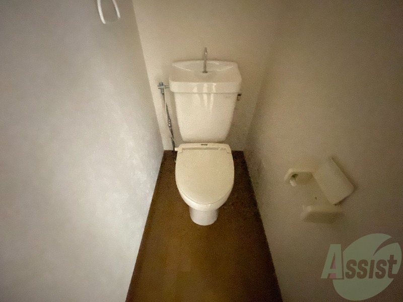 トイレ　こちらはトイレになります。タオル掛けもありますね。