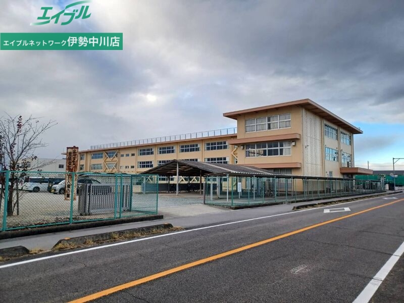 中学校　松阪市立三雲中学校（中学校）まで553m