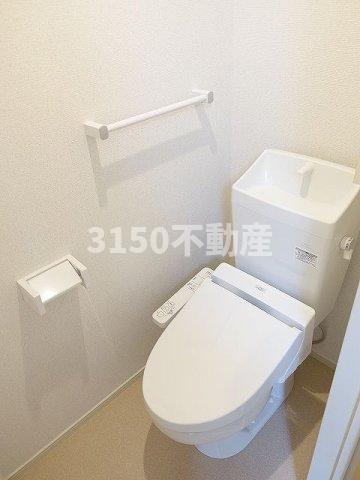 トイレ　落ち着いた色調のトイレです