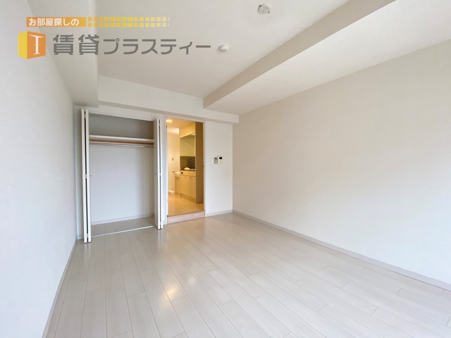 居室・リビング　白基調の明るいお部屋。