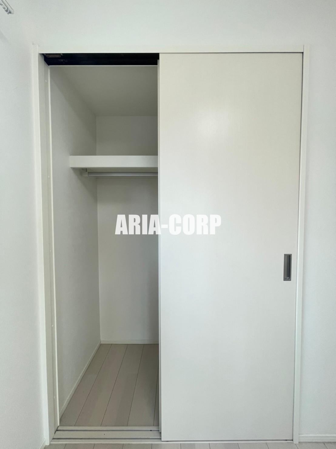 収納　クローゼット。上部には便利な棚がございます！
