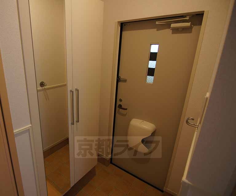 玄関　ドアポストが付いてます。