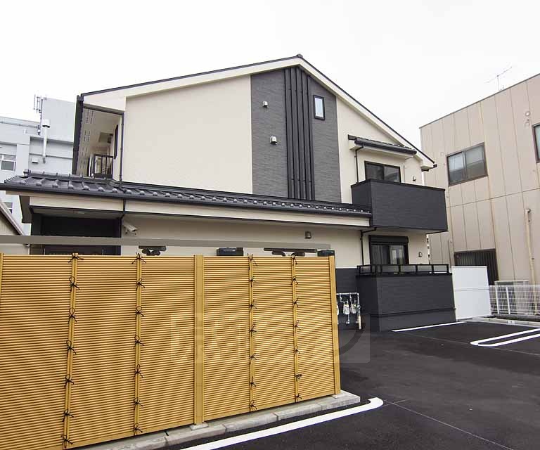 建物外観　モノトーンで落ち着いた外観です。