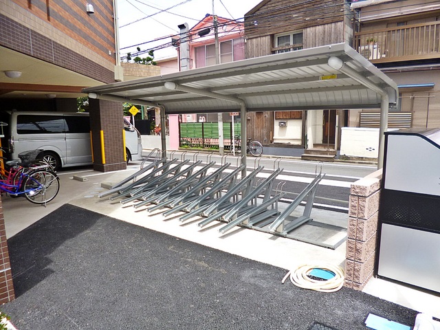 その他共有部分　屋根つきの駐輪スペースです♪