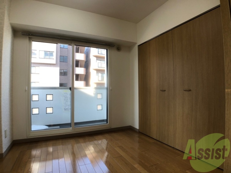 その他部屋・スペース　寝室はこちらです。光が差し込む、温かみのあるお部屋です。