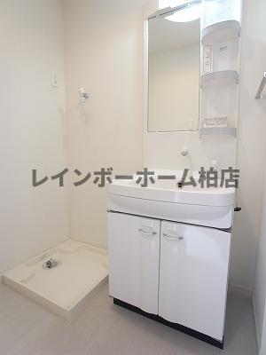 洗面設備　ゆったりとスペースのある洗面所