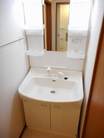 洗面設備　ゆったりとスペースのある洗面所