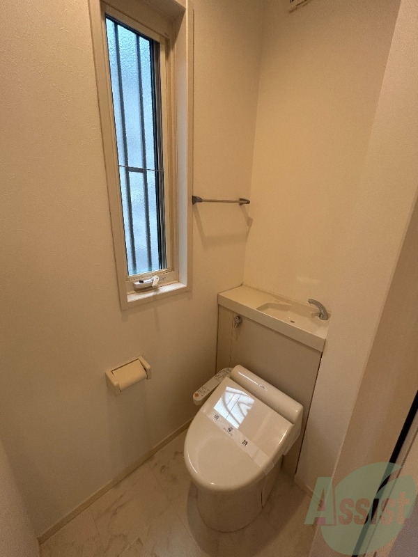 トイレ　トイレは温水洗浄便座となっており、快適にお使いいただけます。
