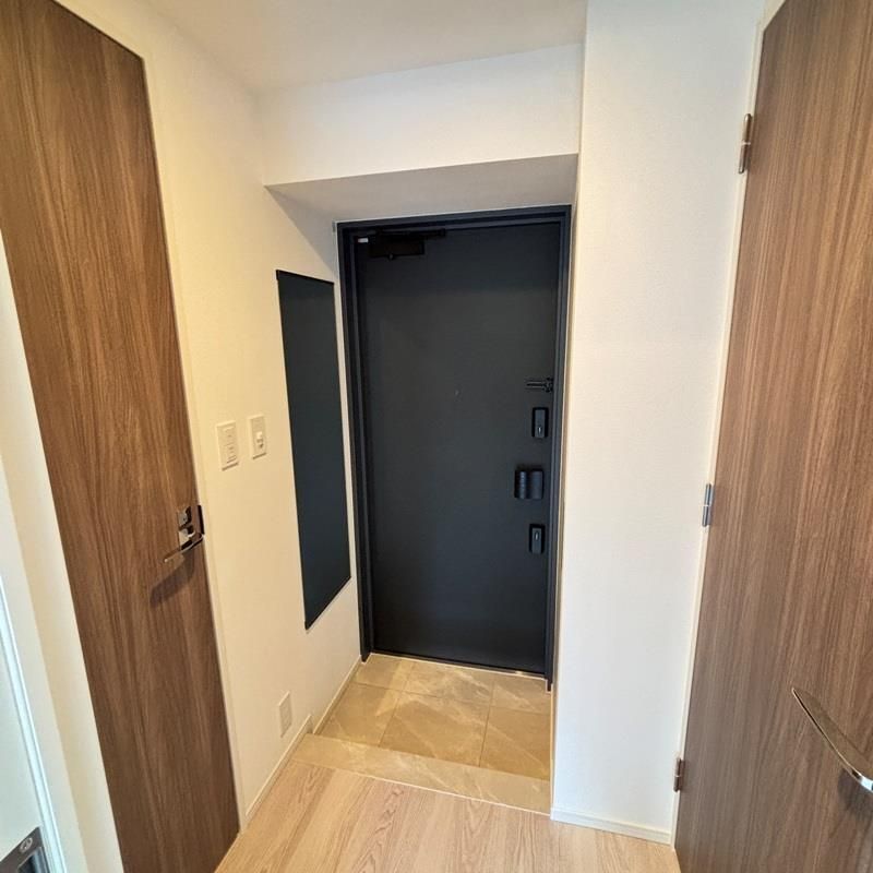玄関　※同建物内・別タイプの参考写真です。