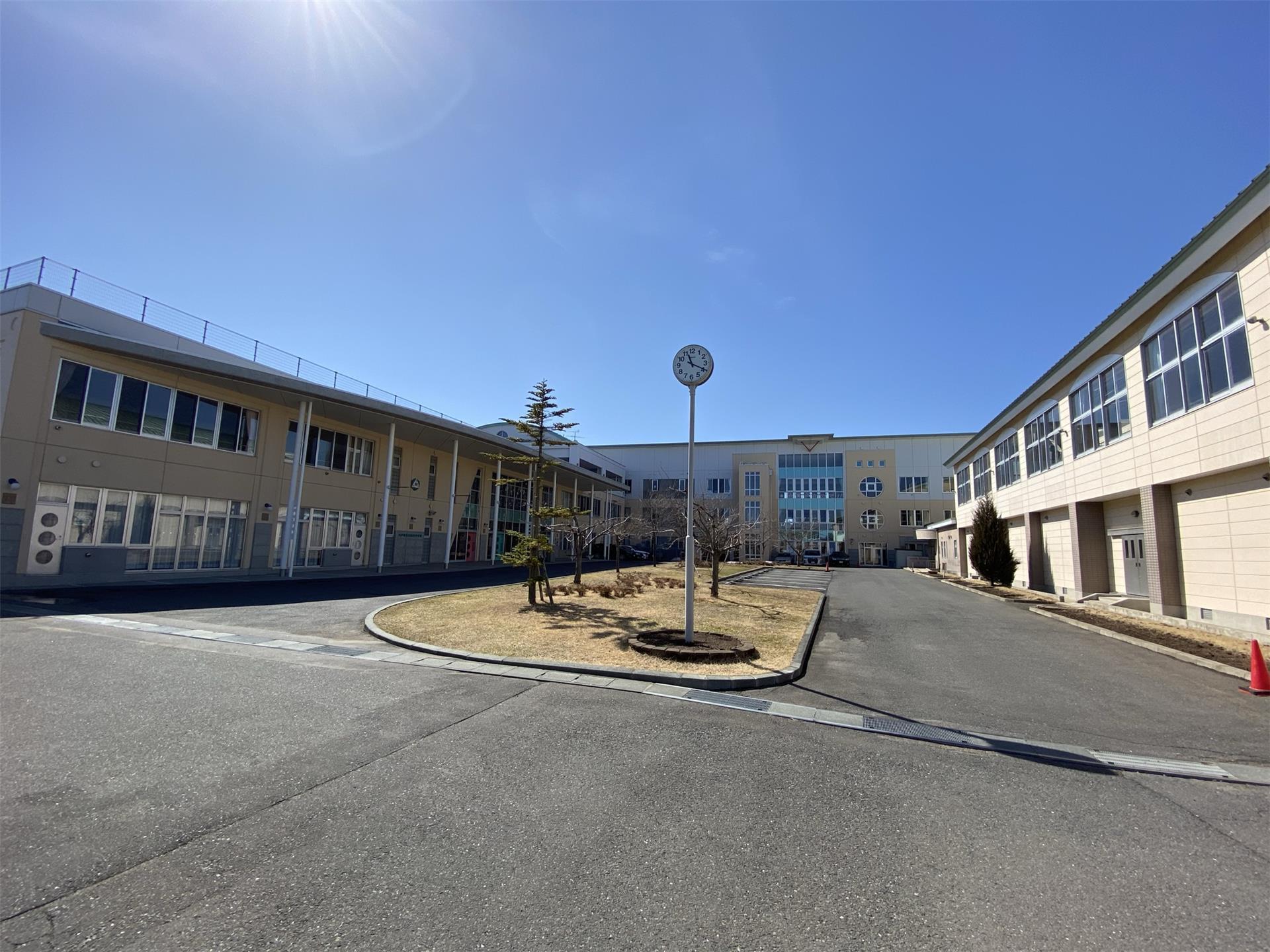 中学校　八戸市立白山台中学校（中学校）まで1873m