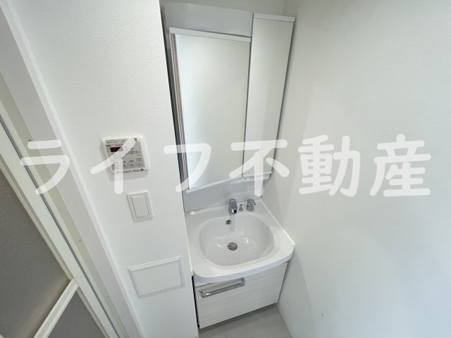 洗面設備　独立洗面台、小物を置くことができて便利です