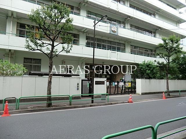 小学校　千代田区立お茶の水小学校（小学校）まで408m