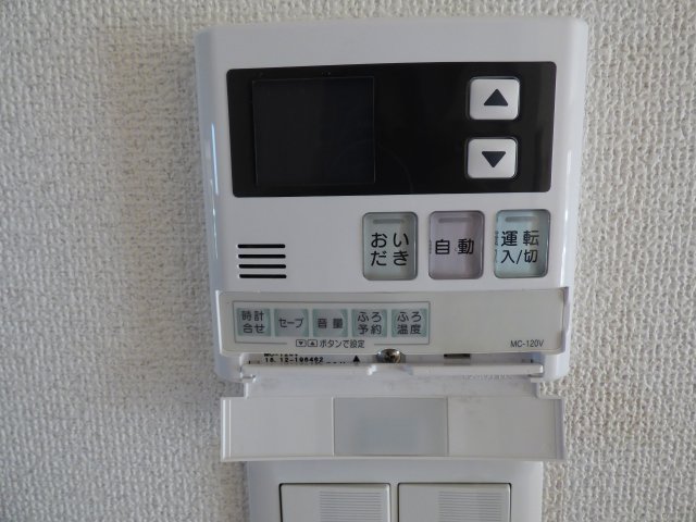 その他設備　追焚き機能付き給湯器のリモコンです