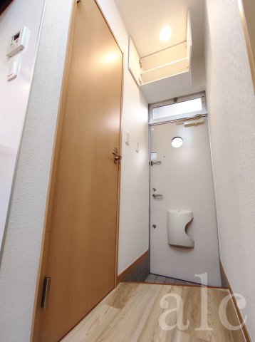 玄関　玄関上には収納。天井が通常のお部屋より30センチほど高くなっ