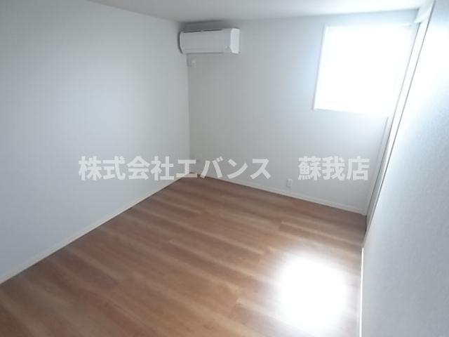 その他部屋・スペース　落ち着いた色調の寝室です